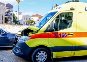 Po transportonte një pacient, ambulanca aksidenton të moshuarën, e tërheq zvarrë dhe…