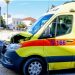 Po transportonte një pacient, ambulanca aksidenton të moshuarën, e tërheq zvarrë dhe…