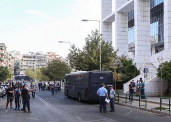 “Kam eksploziv”/ Terror në Gjykatën e Apelit, 35-vjeçari futet me makinë në godinë