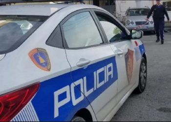 Hidhet nga kati i katërt i pallatit 26-vjeçari në Fier