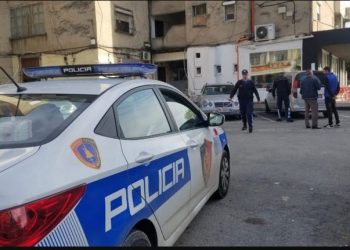 Si në filma, grabitësit në Tiranë prezantohen si Antidroga, grabisin çantën me euro dhe biçikletën