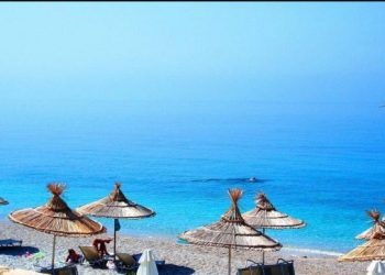 Shkuan në çadër dhe u ngacmuan gratë, pushuesit bëjnë për spital dy të rinjtë në Vlorë