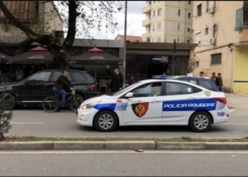 Panik në Vlorë, i riu me probleme mendore i shkon në banesë 23-vjeçares dhe tenton të…