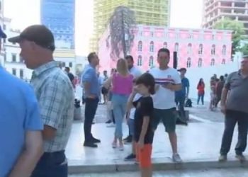 Vdekja tragjike e Jonadës/ Qytetarët nisin protestën: Natë për natë këtu do jemi, qeveria të shpallet “non grata”