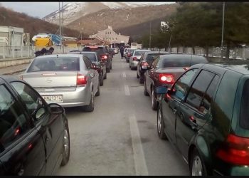 Radhë të gjata pritjeje në Kapshticë, pala shqiptare shton sportelet, grekët nuk marrin masa