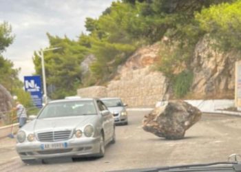 Vlorë/ Shkëputet shkëmbi, rrezikohet jeta e shoferëve në rrugën e plazhit