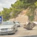 Vlorë/ Shkëputet shkëmbi, rrezikohet jeta e shoferëve në rrugën e plazhit