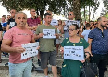 Vrasja e Jonadës/ Qytetarët protestë para MB: Rama të japë dorëheqjen, janë tufë rrugaçësh