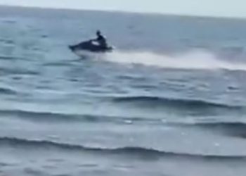 Video/ Tragjedia e Himarës nuk i ndal, momenti kur skafi lëviz mbi “kokat e njerëzve” te Gjiri i Lalëzit