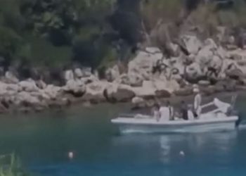 Me skaf brenda zonës së palejuar në det, “blutë” e bëjnë të pendohet 28-vjeçarin në Ksamil