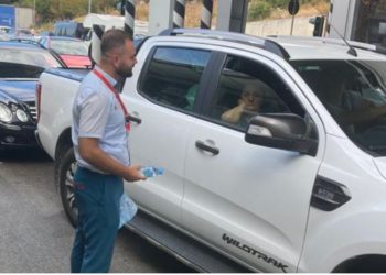 Emigrantët shqiptarë në radhë në Kakavijë, punonjësit e doganës shpërndajnë ujë të ftohtë