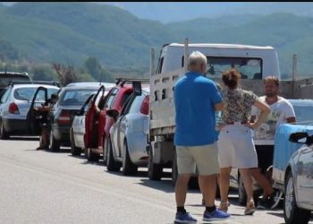 Grekët “lënë në baltë” emigrantët në Kakavijë, radhë kilometrike për të hyrë në Shqipëri