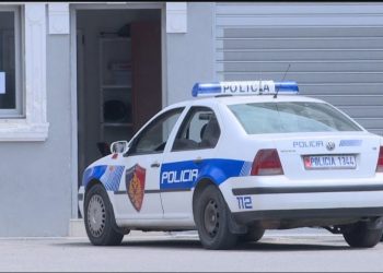 Aksident i rëndë në Fier, hapet dera e automjetit në ecje, plagoset gruaja dhe vajza e mitur