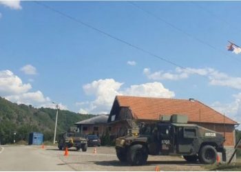 Ushtarët e KFOR “blindojnë” pikat kufitare të Kosovës