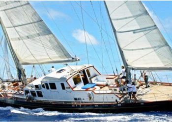 Ngec varka në zonën e Karavastasë, autoritetet shqiptare operacion për shpëtimin e amerikanit në bord