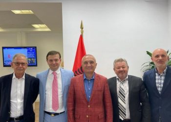 Meta takon përfaqësues të “Vatrës”: Të forcohet marrëdhënia mes Shqipërisë dhe diasporës