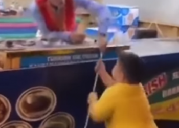 9-vjeçari i hakmerret shitësit, i tërheq me forcë shkopin e akullores (VIDEO)