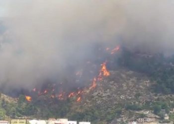Krujë/ Riaktivizohet zjarri në fshatin Halil, flakët u afrohen shtëpive
