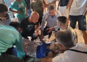 Kryebashkiaku i Sarandës i kthehet profesionit të mjekut për pak çaste, i vjen në ndihmë turistes