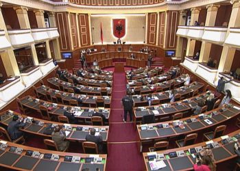 Dokumenti/ Qeveria bën gati ligjin: Spiunëve të komunizmit u ndalohet kandidimi ose humbin mandatet