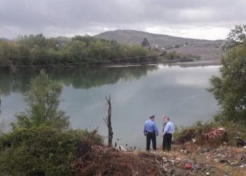 Asnjë gjurmë nga zhdukja e 14-vjeçarit në lumin Seman, banorët kërkime edhe gjatë natës