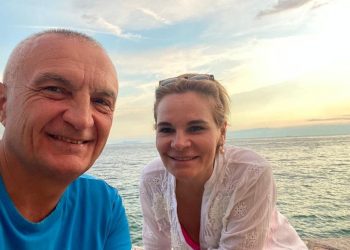 “Një dashuri më vete”, Meta pozon me Kryemadhin nga bregdeti i Jalës