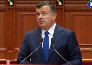 Balla nxjerr foton e Berishës dhe Enver Hoxhës: E papranueshme! Në shtator Kuvendi do të…