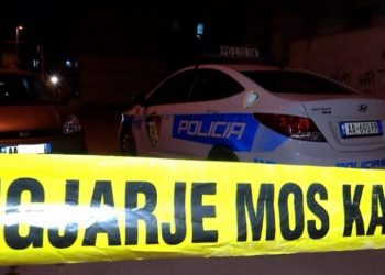 Vrau babain e tij me sende të forta, policia e Mallakastrës në kërkim të 30-vjeçarit (Emrat)
