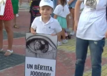 Përdhunimi i 11-vjeçares nga Kosova/ Nis protesta në Tiranë: Mos ki frikë, ti nuk je vetëm (Video)