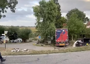 E rëndë/ Kamioni del nga rruga dhe futet mes njerëzve, tre të vdekur dhe disa të plagosur