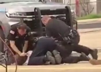 Kujdes pamje të rënda! Shihni si policët rrahin brutalisht të burgosurin (VIDEO)