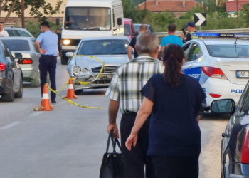 Motori përplaset me makinën në Pogradec, disa të plagosur