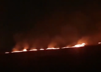 Zjarr i madh pranë autostradës në Novoselë, ndërhyjnë dy zjarrfikëse