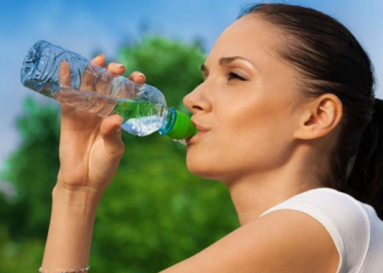 Për një trup të shëndetshëm, ja sa ujë duhet të pini në ditë