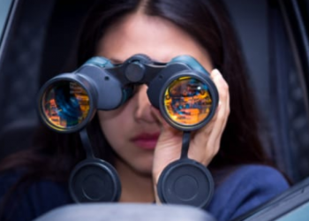 Gruaja përndjek bashkëshortin dhe e fotografon me një tjetër, arrestohet nga policia