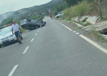 Përplasen dy makina në aksin Elbasan-Cërrik, policia jep detajet