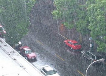 Tirana “nën pushtetin” e shiut, reshje të dendura dhe rrufe