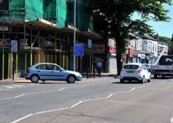 Trafik droge dhe armëmbajtje pa leje, ekstradohen 20 shqiptarë nga Anglia