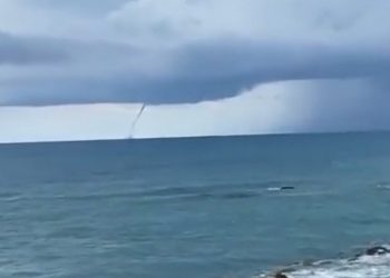 E pazakontë në Durrës, formohet tornado në mes të detit (FOTO)