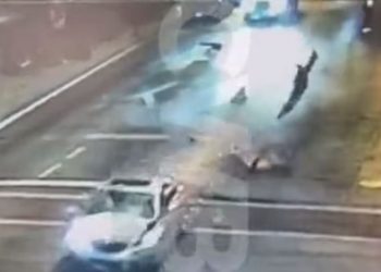 Pamje tronditëse/ Makina merr përpara turmën e njerëzve, 3 viktima (VIDEO)