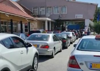 Fluks makinash në Kapshticë/ Pas pushimeve, turistët kthehen në Greqi