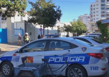 Shkatërroi bordurën e rrugës me “Benz”, kapet i dehur në timon polici në Tiranë