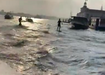 Bënin sërf në ujërat e Venecias, gjobiten me shumën marramendëse dy turistë