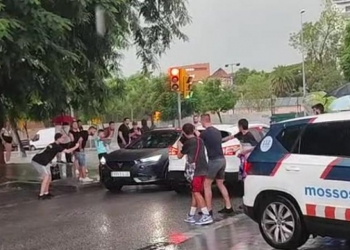 75 mijë euro dëm/ Lewandowskit i vjedhin orën teksa po jepte autografe