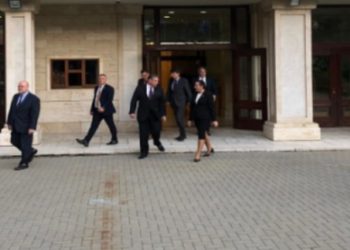 Përfundon takim Escobar-Osmani, diplomati amerikan nuk thotë asnjë fjalë për mediat