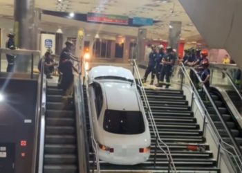 Zihet me gruan dhe grabit makinën, 36-vjeçari përfundon mbi shkallët elektrike (VIDEO)