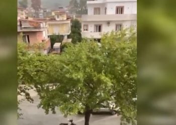 Reshjet e dendura përmbytin vendin, bllokohen rrugët në Berat (VIDEO)