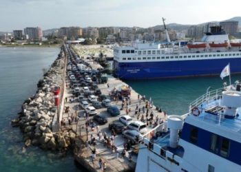 Trageti i Brindisit vonohet 6 orë në Vlorë, fëmijë e të moshuar presin në port