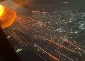 E frikshme, avioni merr flakë pak minuta pasi u ngrit nga aeroporti (VIDEO)