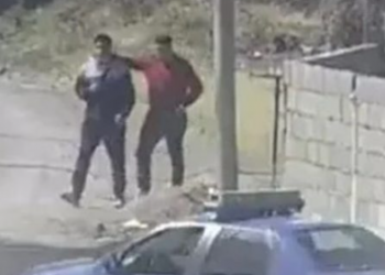 Qeshni me lot/ Krimineli bën sikur ka shok kalimtarin, për t’i shpëtuar policisë (VIDEO)
